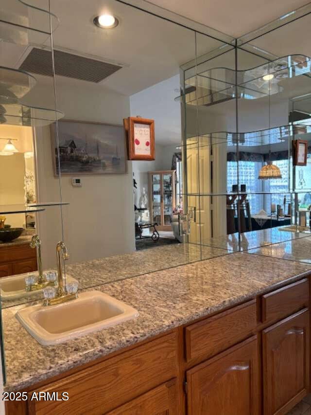 bar featuring a sink and recessed lighting