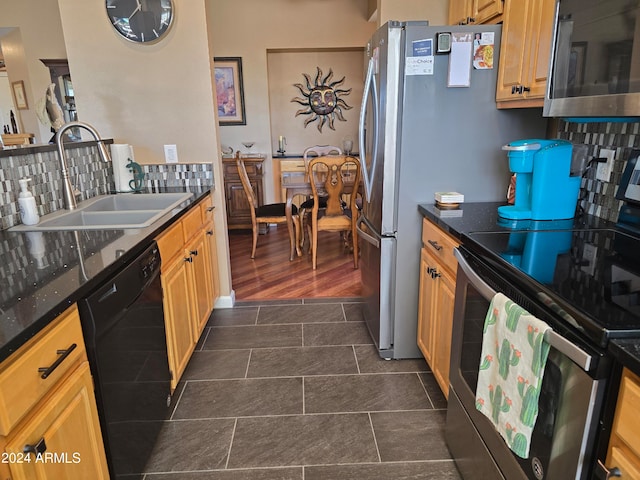 kitchen featuring sink, backsplash, dark hardwood / wood-style floors, and stainless steel appliances