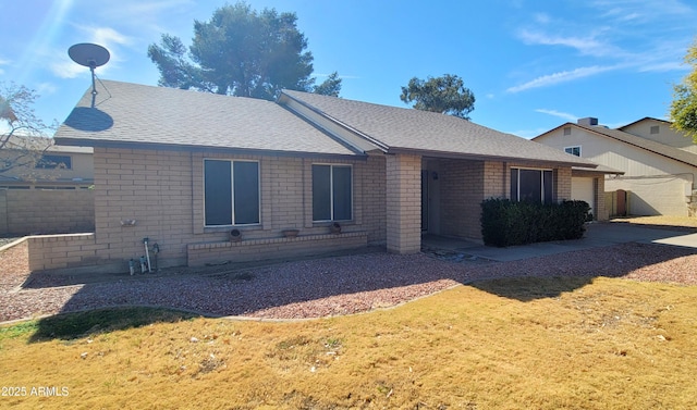 single story home featuring a front lawn