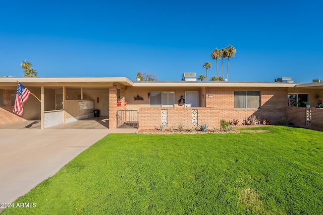 view of front of property featuring a front yard and a carport