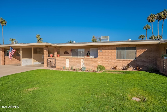 view of front of house with a carport and a front yard