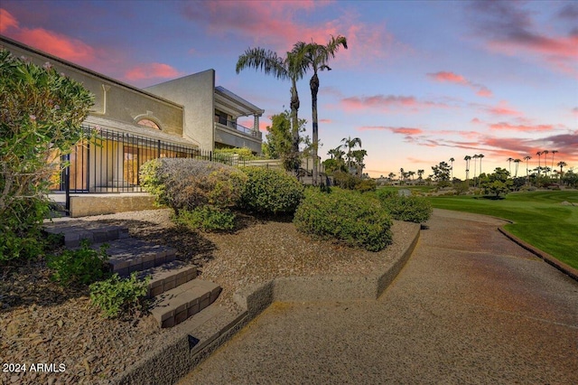 view of yard at dusk