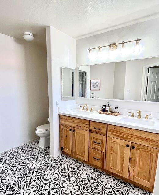10229 N 12th Ct Unit 1, Phoenix, AZ 85020 - bathroom with toilet, double vanity, and a textured ceiling