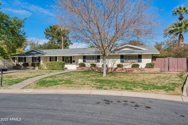 ranch-style home featuring a front lawn