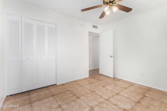 unfurnished bedroom featuring ceiling fan and a closet