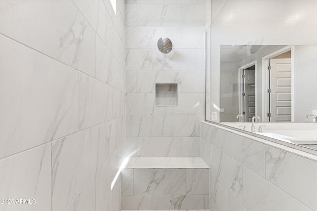 5844 E Covey Ln, Phoenix, AZ 85054 - bathroom featuring tiled shower