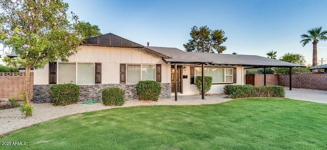 view of front of house featuring a front yard