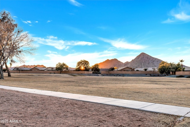 view of yard featuring a mountain view