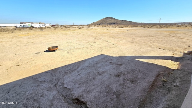 view of yard featuring a mountain view