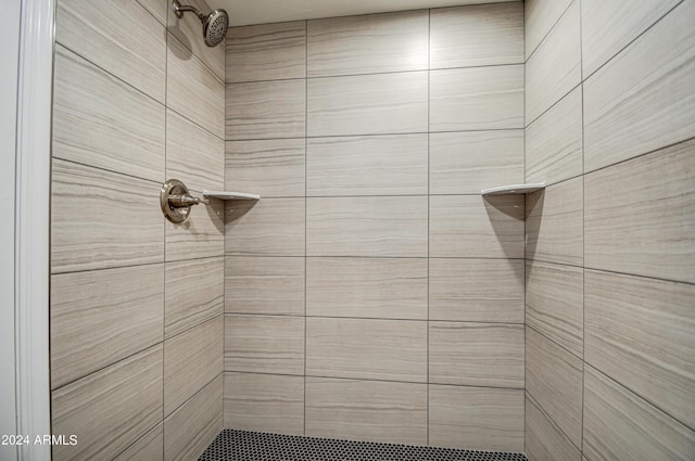 bathroom featuring a tile shower