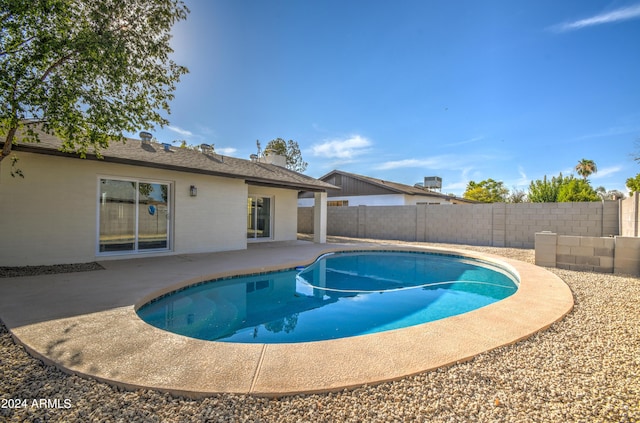 view of swimming pool featuring a patio