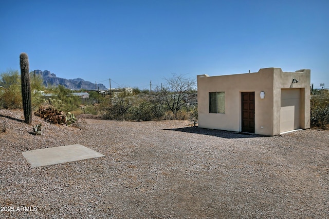 view of yard with a mountain view