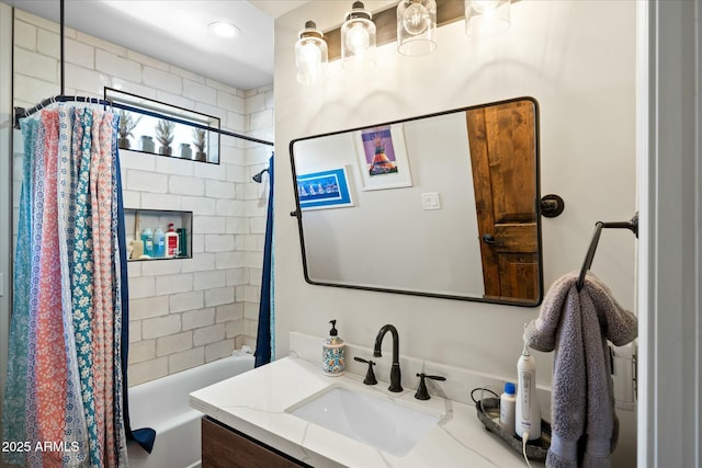 full bath with shower / bath combo and vanity