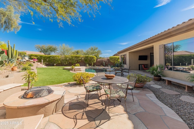 view of patio featuring a fire pit