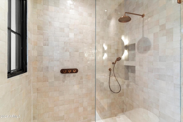 bathroom featuring a tile shower