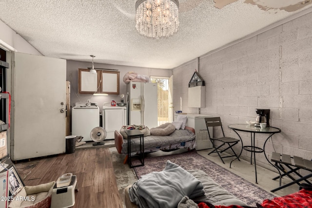 living room featuring washer and dryer, a textured ceiling, dark hardwood / wood-style floors, and a chandelier