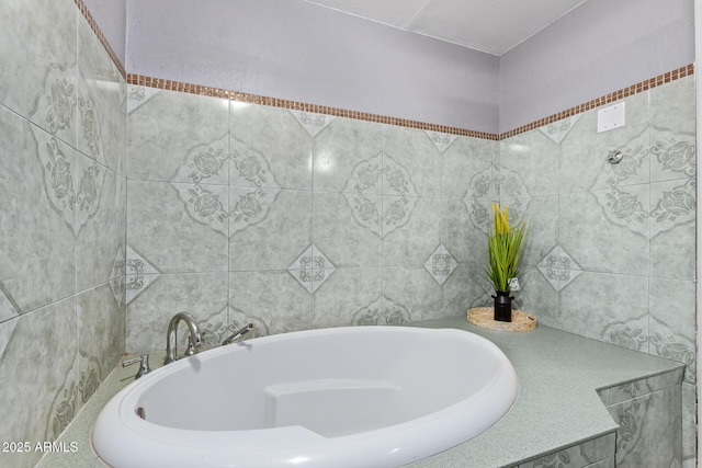3539 W Davidson Ln, Phoenix, AZ 85051 - bathroom with a bath