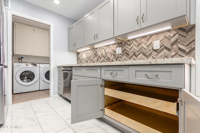 laundry room with cabinets and independent washer and dryer