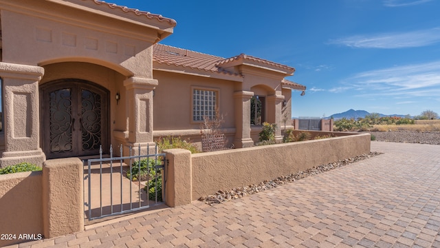 view of front of house featuring a mountain view