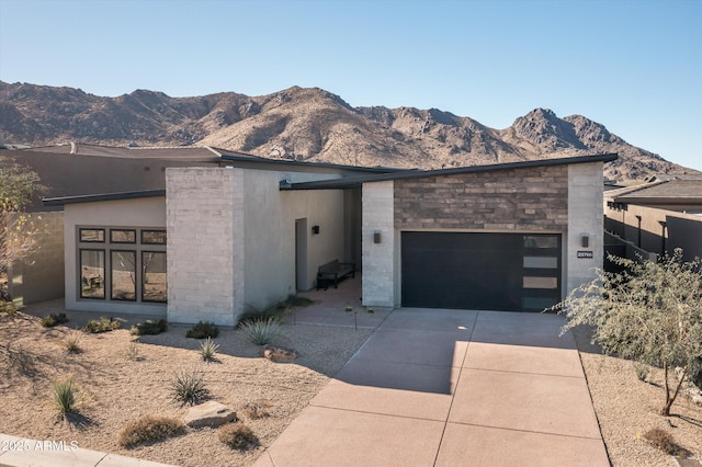 view of front of house featuring a mountain view