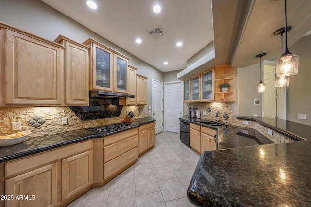 kitchen featuring light tile patterned floors, black gas cooktop, a sink, under cabinet range hood, and dishwashing machine
