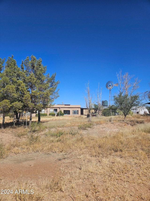 view of yard featuring a rural view