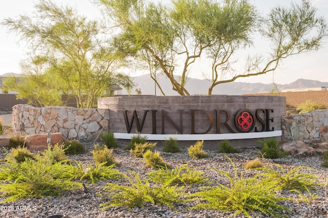 community / neighborhood sign featuring a mountain view