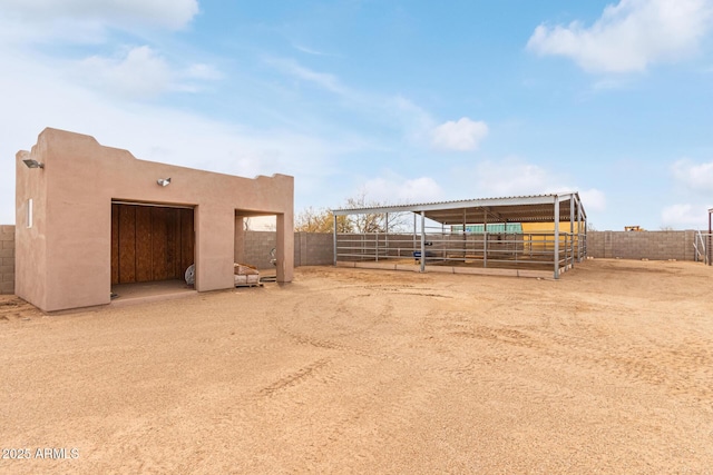 view of yard featuring an outdoor structure