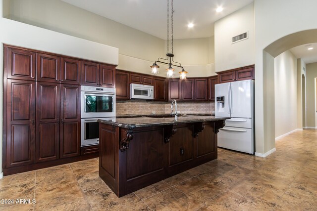 view of patio featuring ceiling fan