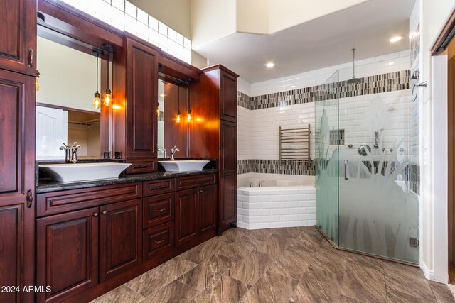 laundry room featuring sink, cabinets, and independent washer and dryer