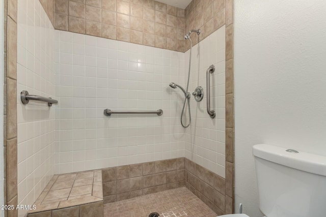 full bath featuring tiled shower and toilet