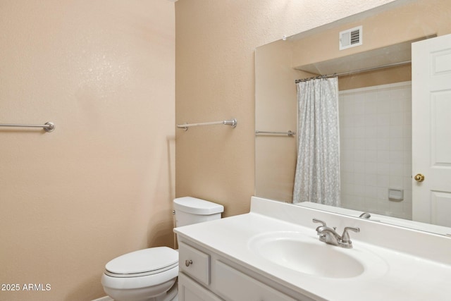 full bath featuring toilet, curtained shower, vanity, and visible vents