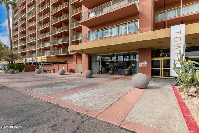 view of apartment building / complex