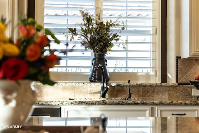 room details featuring tasteful backsplash and dark stone countertops