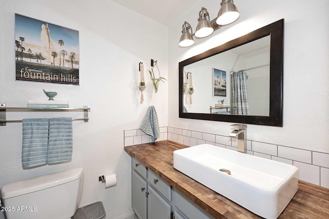 bathroom featuring vanity, decorative backsplash, curtained shower, and toilet