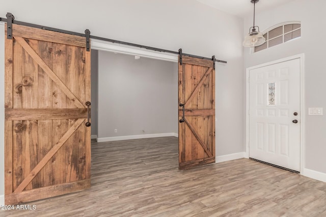 entryway featuring a barn door and wood-type flooring