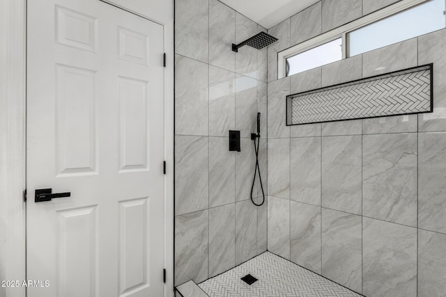 bathroom featuring tiled shower
