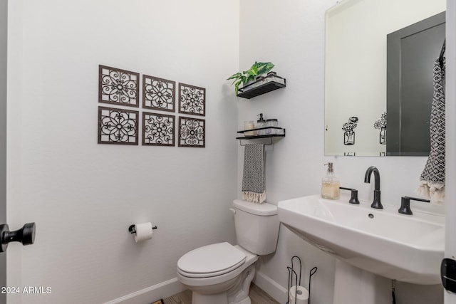 bathroom featuring sink and toilet