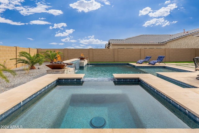 view of pool featuring an in ground hot tub and pool water feature