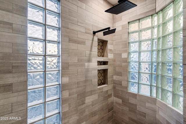 bathroom featuring tiled shower