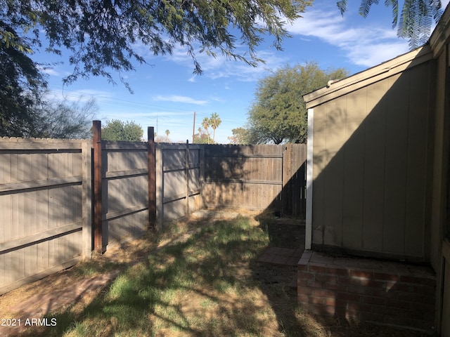 4042 E Carson Rd, Phoenix, AZ 85042 - view of yard with a gate