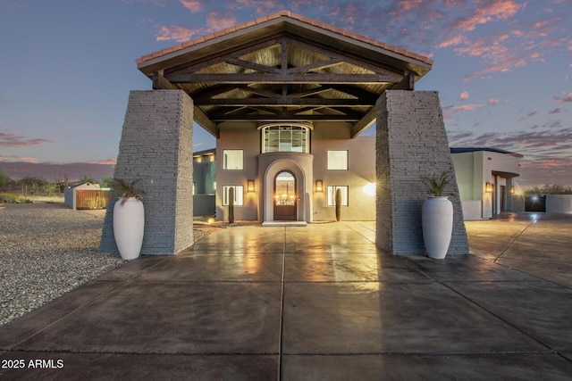 view of front of home featuring driveway and stucco siding