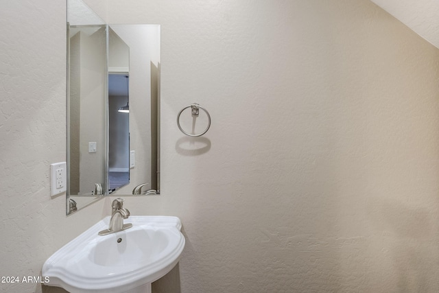 bathroom featuring sink