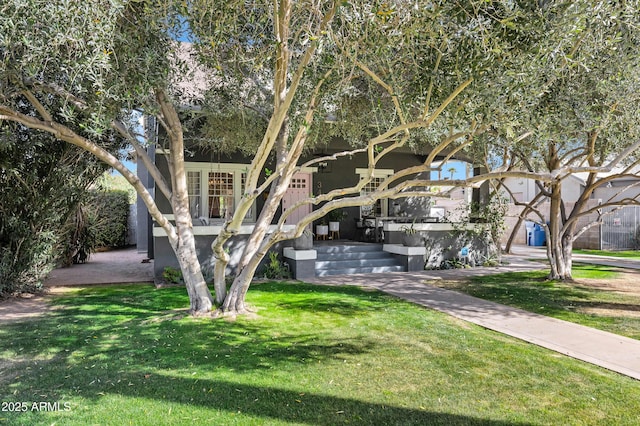 view of front of property featuring a front lawn