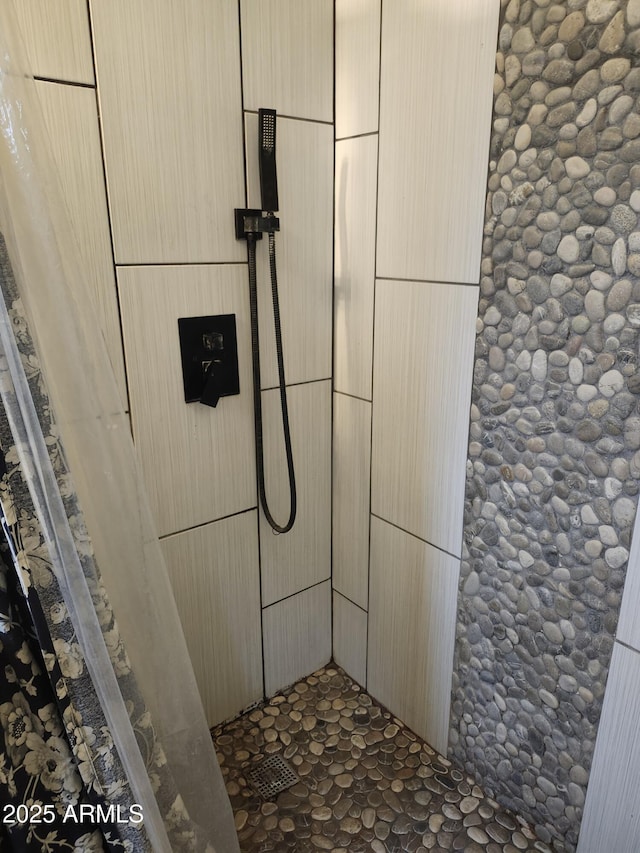 details featuring tiled shower