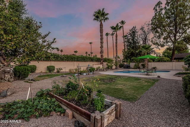 8219 E Morgan Trl, Scottsdale, AZ 85258 - fenced yard featuring a garden and a patio