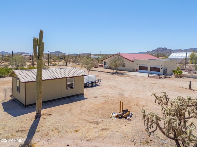 view of yard with a mountain view
