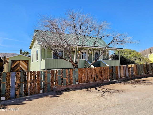 view of front of property with a fenced front yard