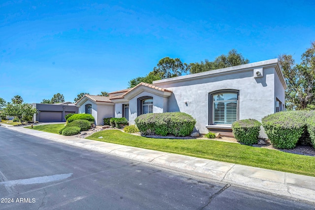 view of front of home featuring a front yard