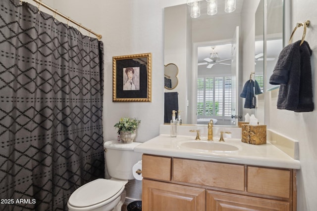 full bath with toilet, vanity, a shower with curtain, and a ceiling fan